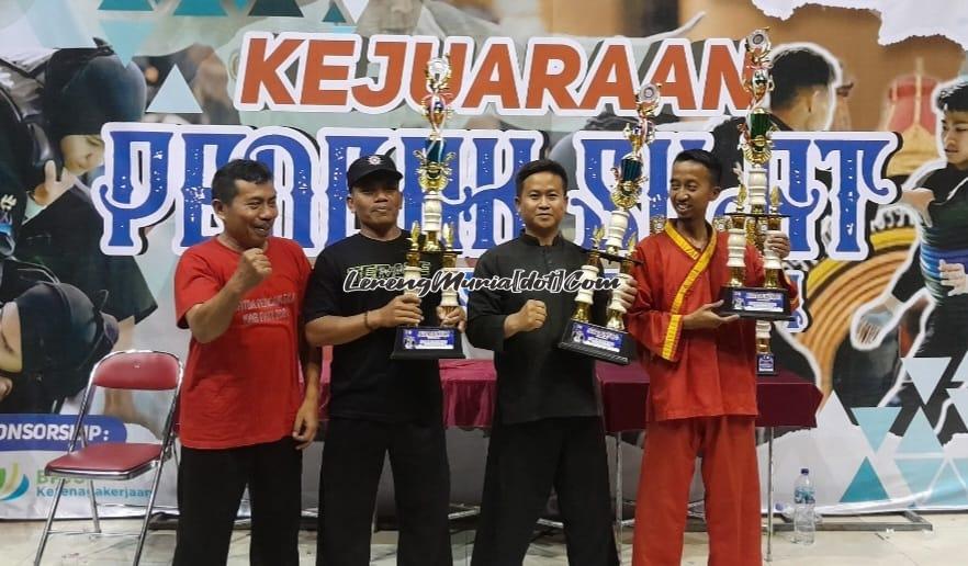 Para juara umum kategori dewasa Kejurkab Pati Pencak Silat 2024, 1. SH Terate (2 dari kiri), 2. Cempaka Putih (3 dari kiri), 3. Tapak Suci (4 dari kiri)