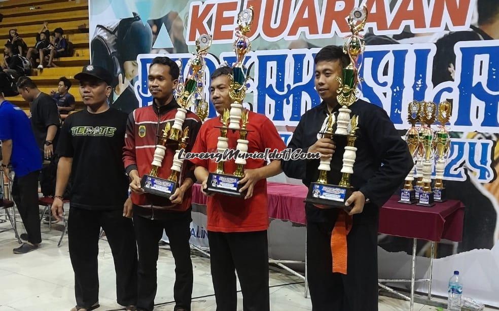 Para juara umum Kejurkab Pati Pencak Silat kategori pra remaja, 1. SMPN 1 Pati (2 dari kiri), 2. SMPN 3 Pati (3 dari kiri), 3. MTs Tuan Sokolangu Gabus (4 dari kiri)