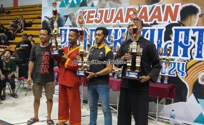 Para juara umum Kejurkab Pati Pencak Silat, 1. SD IT Abu Bakar Ash Shidiq Pati (2 dari kiri), 2. SDN Pati Kidul 01 Pati (3 dari kiri), 3. SD Islam Kauman Pati (4 dari kiri)