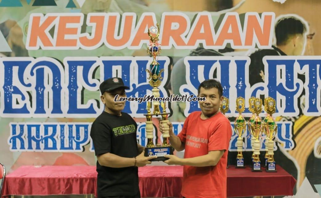 Muh. Sarju Syafi'i (kiri) selaku perwakilan Pengurus Cabang SH Terate Pati menerima piala sebagai juara umum I kategori dewasa Kejurkab Pati Pencak Silat