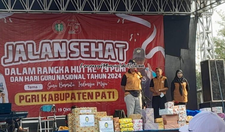 Ketua PGRI Kabupaten Pati Winarto, S.Pd., M.Hum. memberikam sambutan pada saat HUT PGRI ke 79 dan HGN 2024:PGRI milik masyarakat