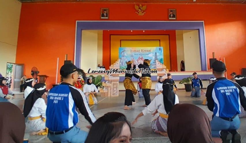 Jumat Kreasi SMAN 3 Pati terlihat sangat meriah dengan tampilnya seni pencak silat