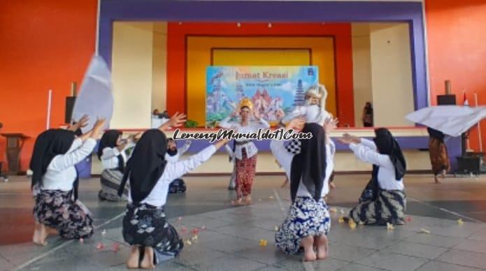 Penampilan Tari Kecak Bali yang memeriahkan Jumat Kreasi mendapat sambutan hangat dari penonton