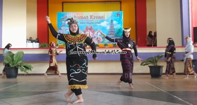 Indonesia Wonderland tampil di Jumat Kreasi yang menggambarkan keanekaragaman budaya Indonesia