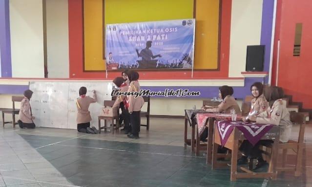 Proses penghitungan suara dalam pemilihan Pradana Putra dan Pradana Putri Ambalan Bung Tomo/Nyai Ageng Serang SMAN 3 Pati berlangsung menegangkan