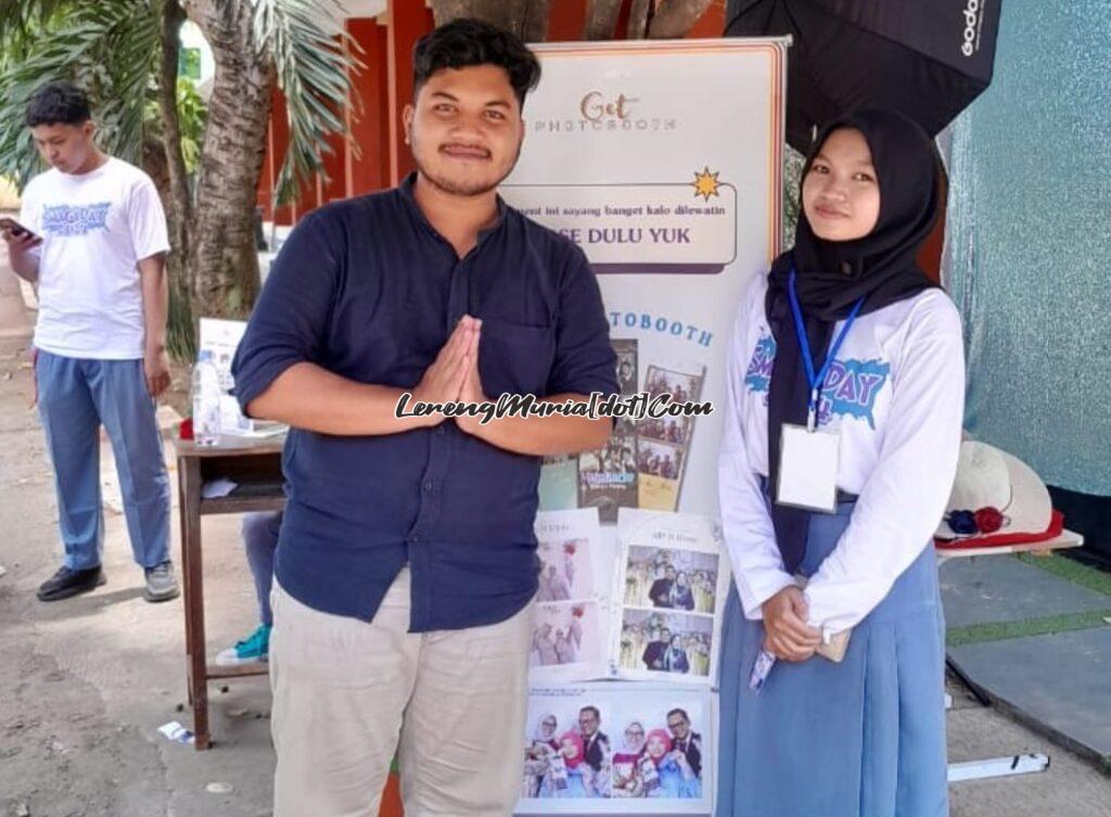 Kak Naufan (kiri) pengelola Get Photobooth bersama Jurnalistik SMAGA Kak Tiflan (kanan) pada saat meramaikan SMAGA Day 2024