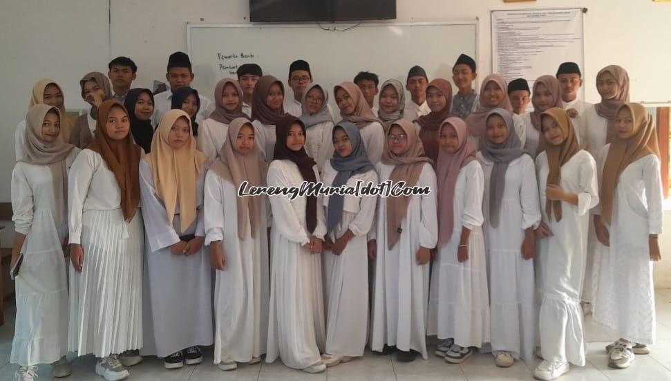 Pelajar salah satu SMA negeri di Kabupaten Pati berbusana muslim dalam memeriahkan HSN 2024