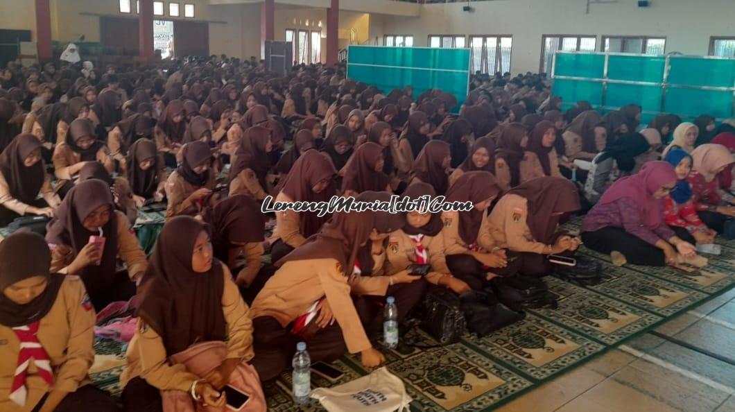 Para siswa beserta guru pendamping mengikuti tadarus Al Qur'an di Auditorium SMAN 3 Pati dalam rangka HSN 2024