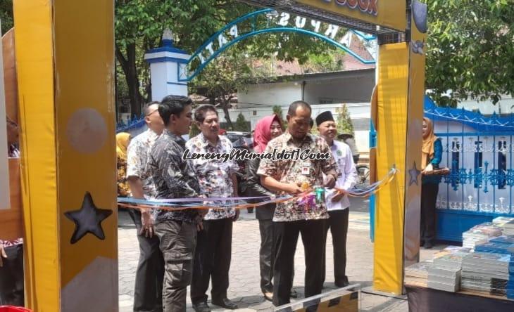 Sekda Pati Drs. Jumani, M.Si. melakukan pengguntingan pita secara simbolis sebagai tanda Festival Literasi 2024 dimulai