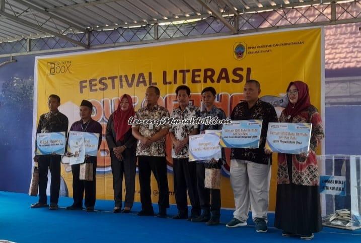 Pemberian penghargaan terhadap insan literasi di Kabupaten Pati  dan bantuan 1000 buku