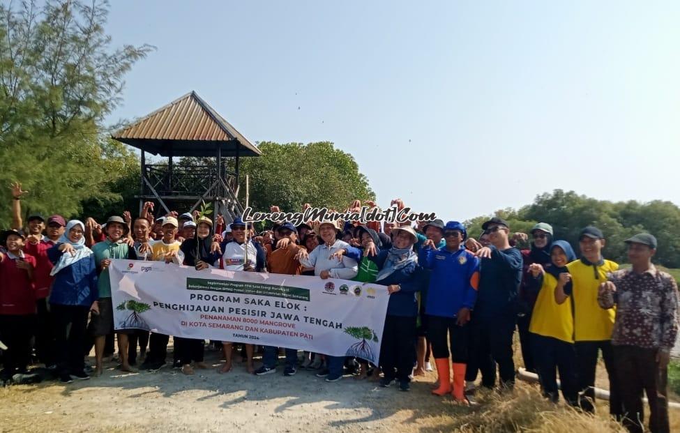 Foto bersama semua peserta penanaman mangrove di Desa Tluwuk Pati, Prof. Dr. Nana Kariada (depan berbaju putih dan topi coklat) dari LPPM  UNNES Semarang