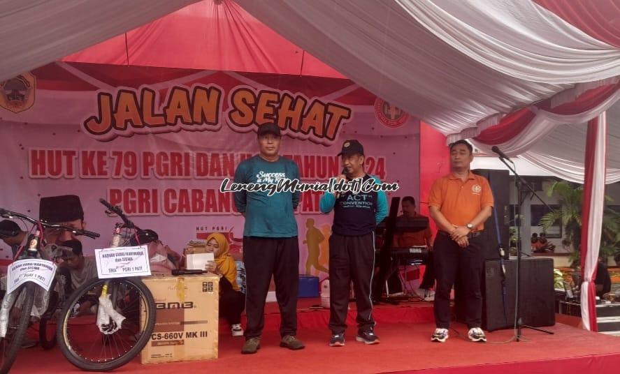 Winarto, S.Pd., M.Hum. (tengah) selaku Ketua PGRI Kabupaten Pati memberikan sambutan dalam rangka HGN dan HUT PGRI ke 79 di SMA PGRI 1 Pati (1/11/2024)