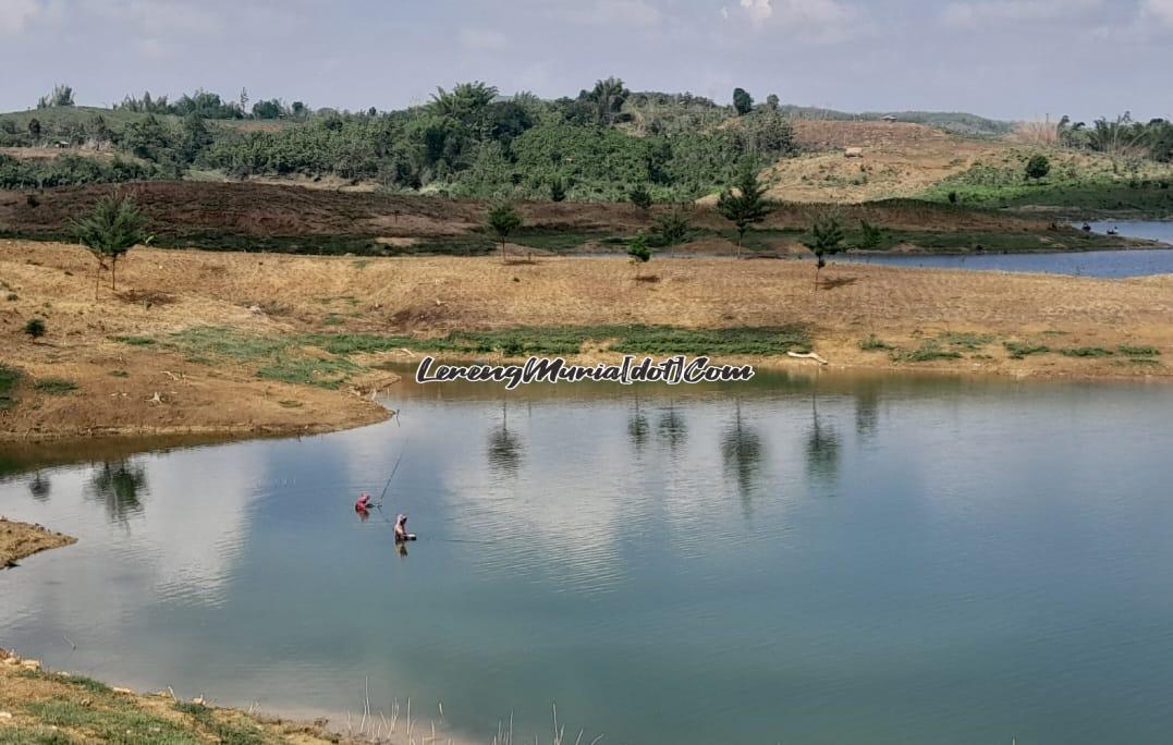 Beberapa warga sedang mengail ikan di Waduk Randugunting untuk tambahan penghasilan