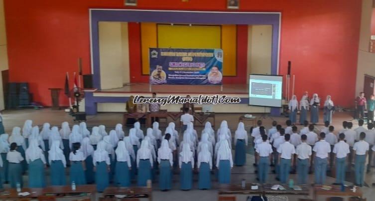 Peserta LDK OSIS/MPK SMAN 3 Pati sedang mengikuti acara pembukaan LDK di Auditorium SMAN 3 Pati