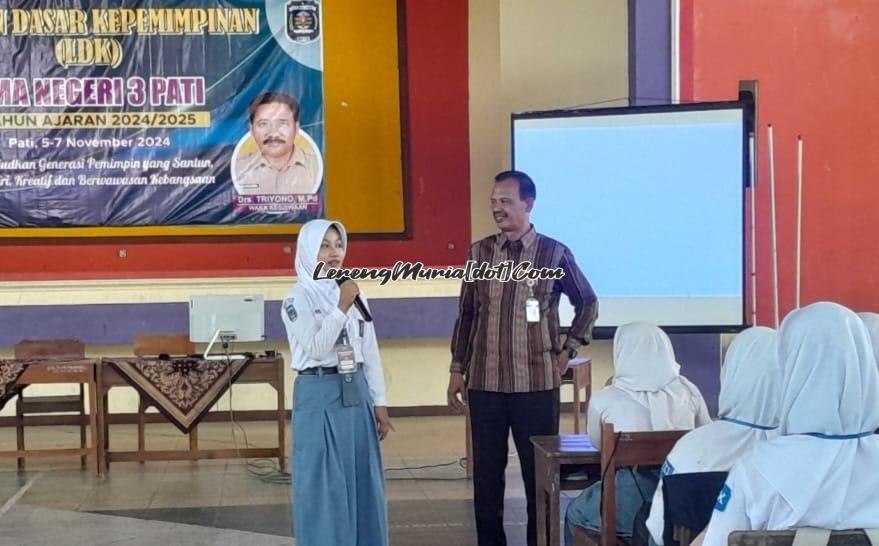 Plt. Kepala SMAN 3 Pati Kaslan, S.Pd. Mat., M.M. (kanan) sedang berinteraksi dengan peserta LDK Marsya Choirunnisa (kiri) dari kelas XI-1