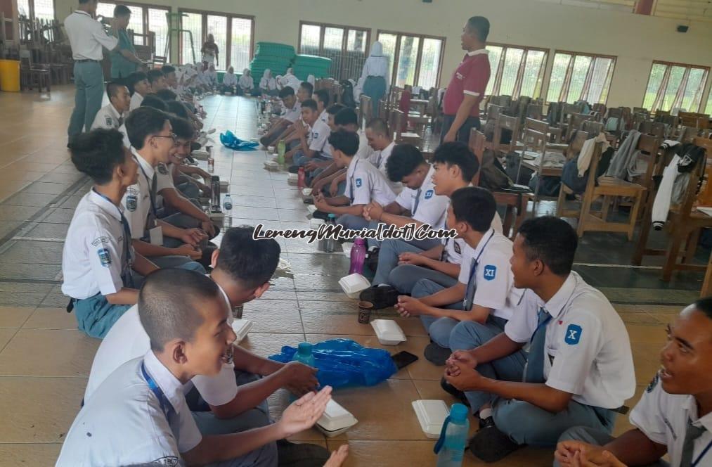 Acara doa sebelum makan siang bersama oleh peserta LDK OSIS/MPK SMAN 3 Pati