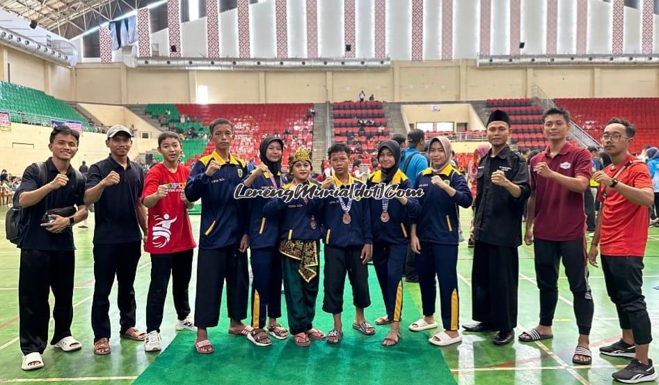 Atlet Pencak Silat Kabupaten Pati dan pelatihnya yang berhasil meraih 1 emas 3 perak dalam Popda Jateng 2024 di GOR Jatidiri Kota Semarang