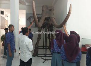 Siswa SMAN 3 Pati sedang melakukan studi observasi di Museum Purbakala Patiayam Terban Kudus