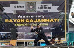 Suntoro selaku Sesepuh SH Terate Cabang Pati melakukan gerakan solospel di Anniversary ke 10 Rayon Gajahmati