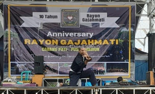 Dengan mengenakan pakaian sakral PSHT, Daryono melakukan solospel untuk meramaikan Anniversary ke 10 Rayon Gajahmati Ranting Pati