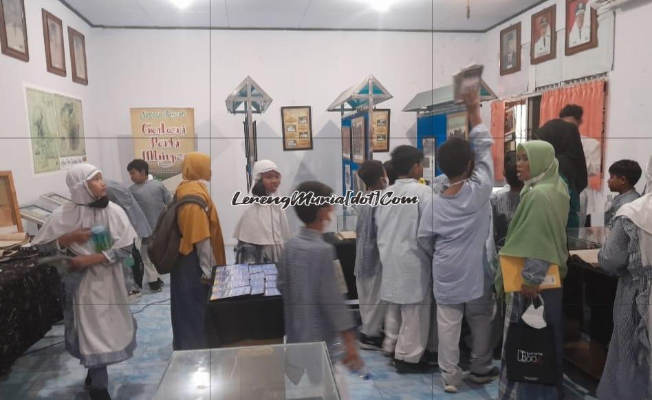 Para siswa  dan guru pendamping dari SD IT Yaumi Fatimah Pati sedang mengunjungi pameran naskah kuno di salah satu ruangan Dinas Arpusda Pati