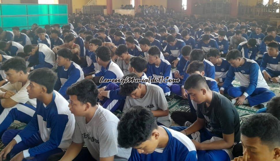 Para siswa SMAN 3 Pati mengikuti acara Jumat Relegi dengan tertib