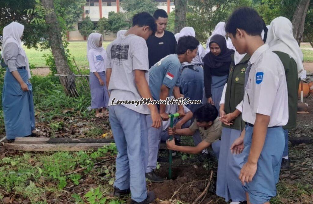 Siswa SMAN 3 Pati sedang asyik membuat biopori dengan menggunakan bor biopori