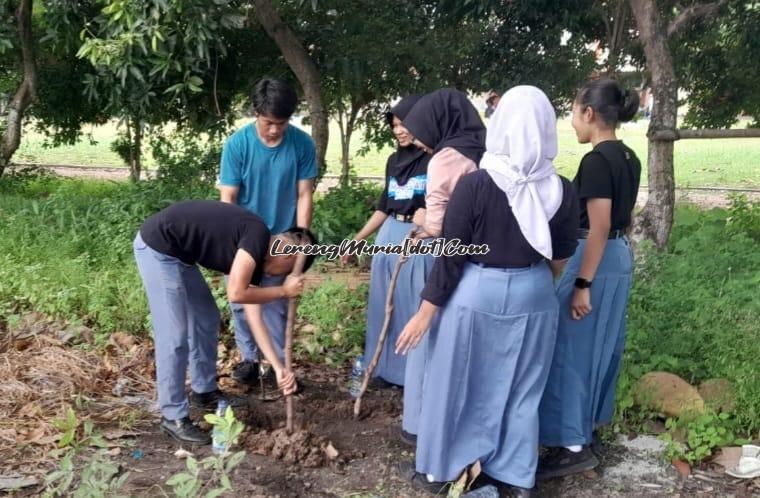 Pembuatan lubang biopori dengan menggunakan alat yang lebih sederhana berlangsung seru