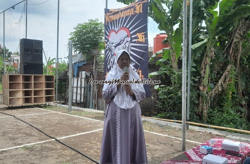 Ibu Umi Kholik, tokoh masyarakat Desa Gajahmati memberikan sambutan pada waktu Anniversary ke 10 SH Terate Rayon Gajahmati Ranting Pati Cabang Pati (10/11/2024) yang lalu