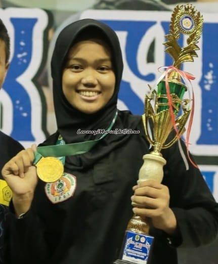 Anggi Riviyani pesilat terbaik putri kategori dewasa Kejurkab Pencak Silat Pati 2024 dari SH Terate Cabang Pati Pusat Madiun