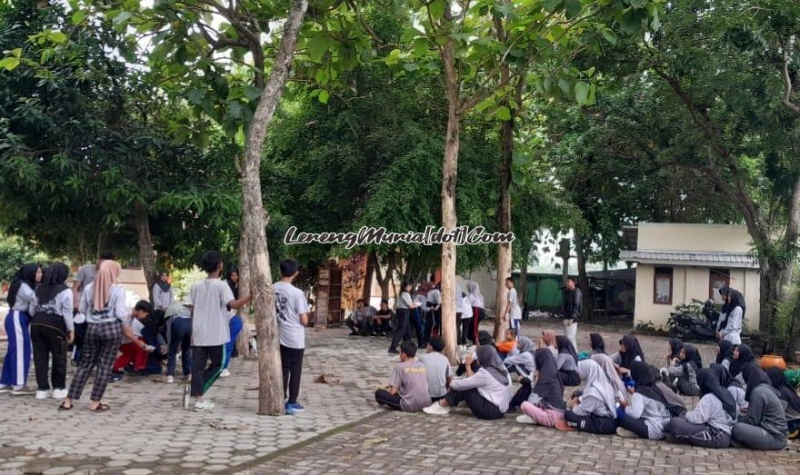 Ekskul PMR sedang berlatih di pojok kolam SMAN 3 Pati.