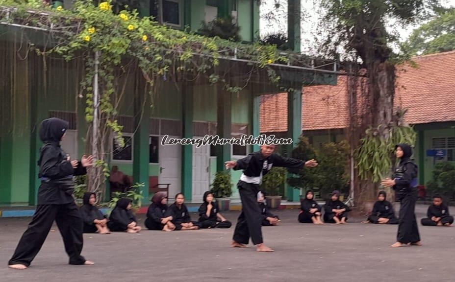 Siswa SH Terate SMPN 4 Pati dengan penuh semangat mengikuti sambung di halaman sekolah