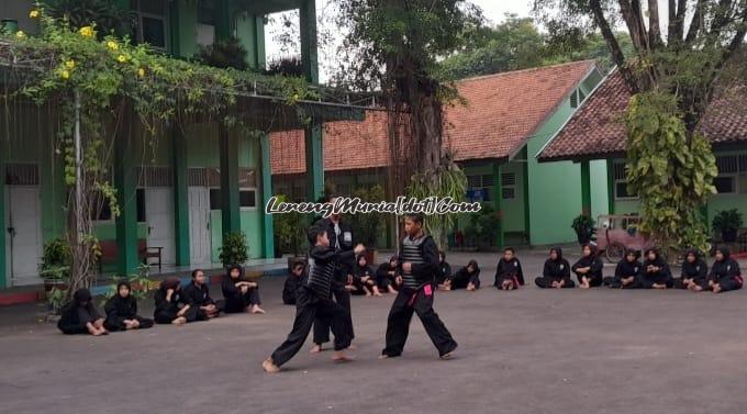 Siswa SH Terate SMPN 4 Pati bersiap melancarkan serangan dalam acara sambung