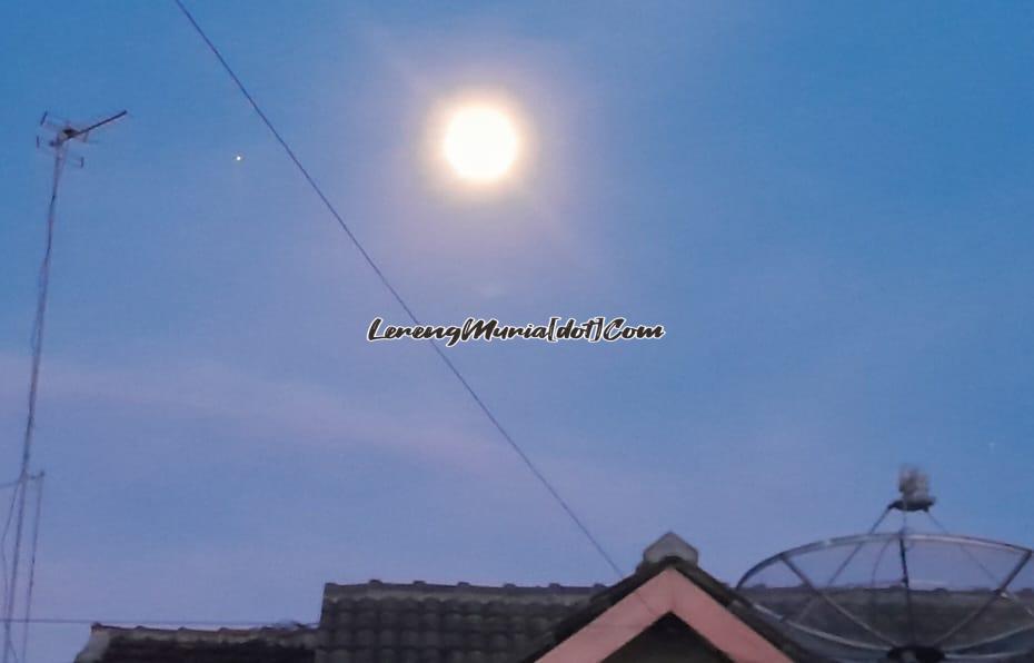 Supermoon yang muncul di Kota Pati, cahaya bulan lebih terang dan berukuran besar