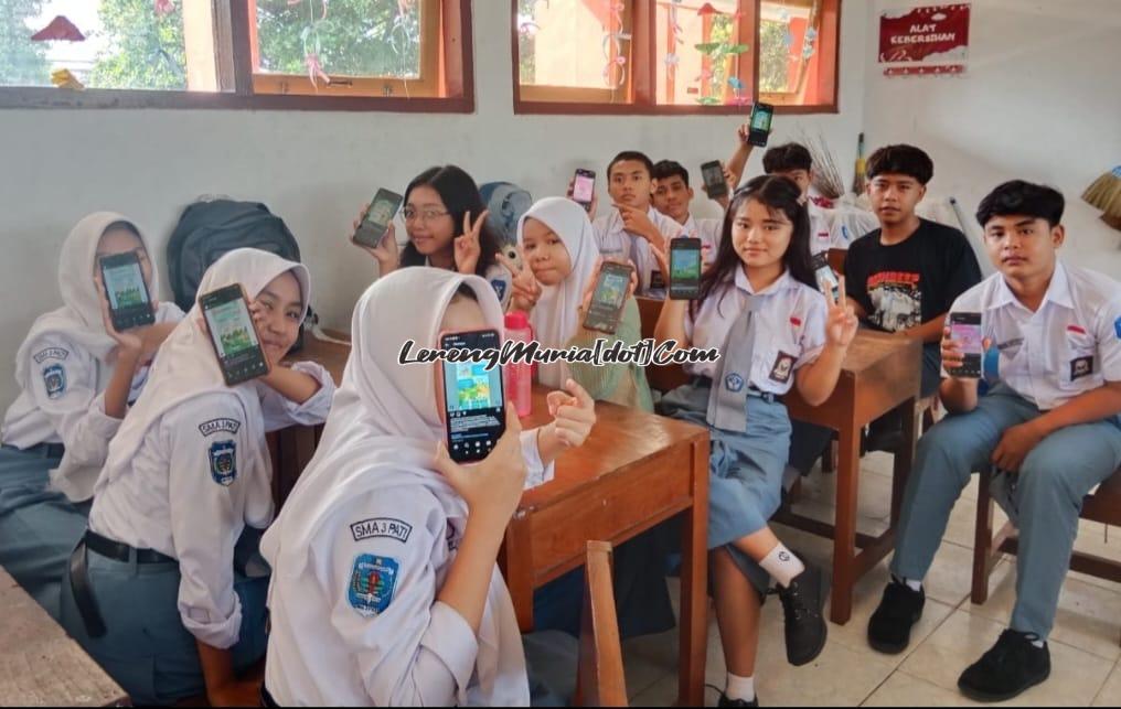 Para siswa divisi bank sampah sudah menyelesaikan tugasnya yaitu pembuatan famlet di ponsel