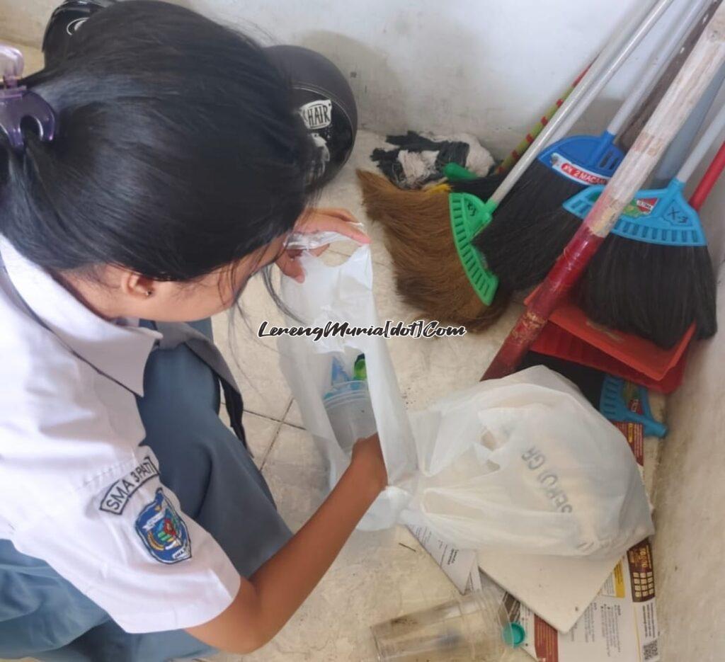 Siswa dari divisi bank sampah sedang memilah sampah di kelas