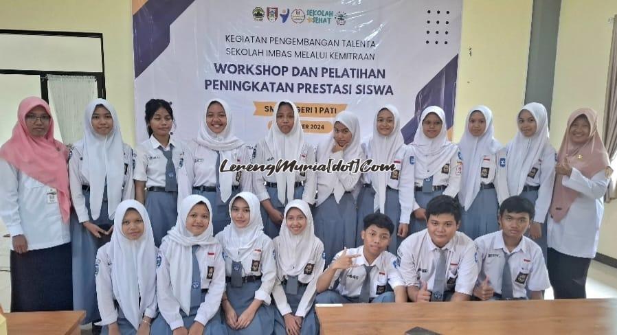 Peserta Workshop dan Pelatihan Peningkatan Prestasi Siswa dari SMAN 3 Pati sedang foto bersama