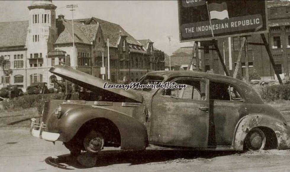 Mobil yang ditumpangi Brigjen Mallaby meledak (Foto:Detik.com)