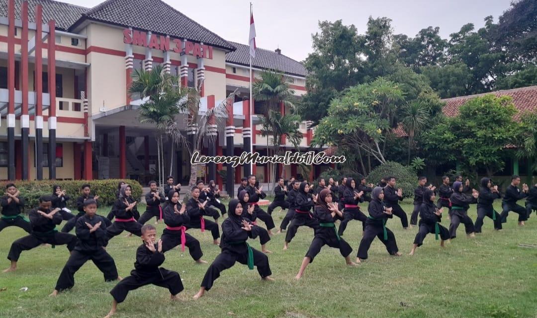 Siswa SH Terate sedang melakukan pemanasan dalam kegiatan latihan bersama di SMAN 3 Pati | LERENG MURIA Siswa SH Terate sedang melakukan pemanasan dalam kegiatan latihan bersama di SMAN 3 Pati