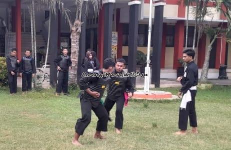 Dua pesilat SH Terate sedang bersiap menyerang dalam acara sambung | LERENG MURIA Dua pesilat SH Terate sedang bersiap menyerang dalam acara sambung