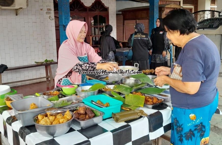 Mbak Sih (kiri) sedang melayani pembeli dengan senyum ramahnya | LERENG MURIA Mbak Sih (kiri) sedang melayani pembeli dengan senyum ramahnya