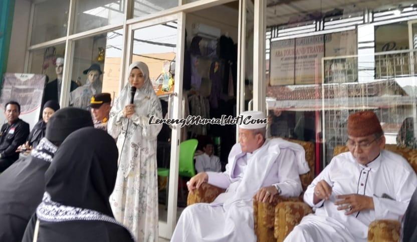 Sambutan oleh Direktur Utama ARA Group Hj. Fitri Nurshita Dewi, M.Pd. dalam acara pemberangkatan 37 jamaah umroh ke Tanah Suci