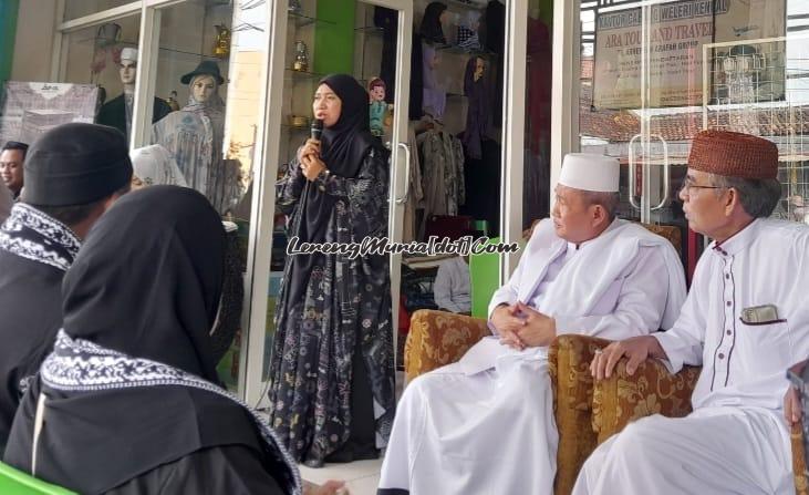 Sambutan Kacab Weleri Hj. Ma'rifah sebagai tuan rumah dalam acara pemberangkatan jamaah umroh ARA Group