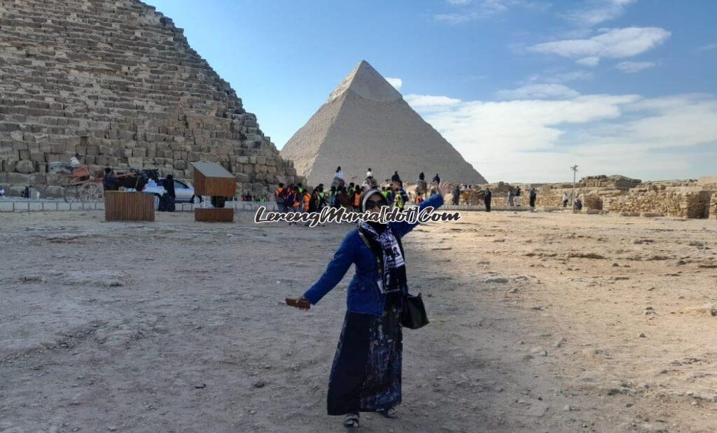 Piramida Giza yang menjadi tujuan utama kunjungan wisata dari luar negeri, tampak wisatawan dari Indonesia sedang berpose di depan piramida