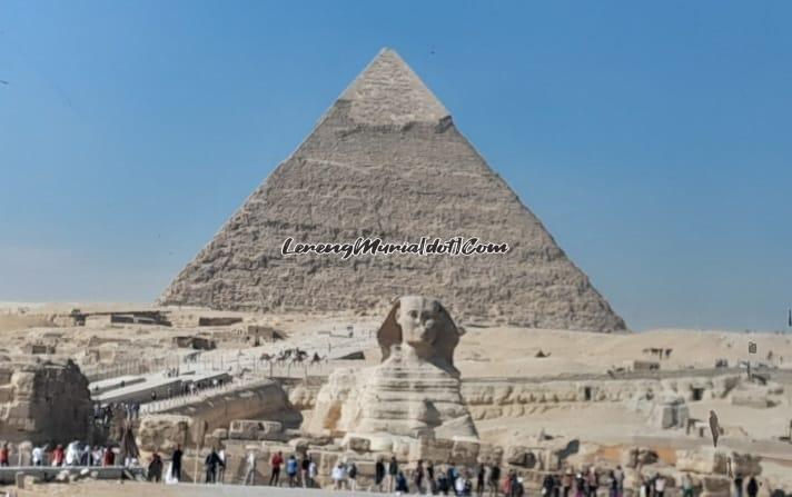 Patung Spinx Agung Giza berada di depan Piramida Khafre yang memiliki hubungan mistis dengan jasad Firaun Khafre