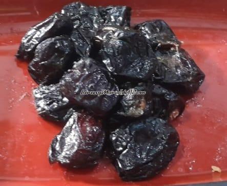 Kurma Ajwa yang sudah bonyok karena sering terkena benturan selama perjalanan