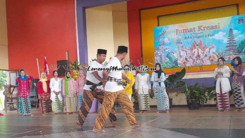 Tradisi Palang Pintu yang menampilkan permainan pencak silat khas Betawi
