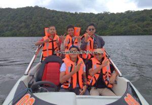 Para wisatawan dari SMPN 3 Pati Jawa Tengah bersiap mengelilingi Danau Bratan mengendarai speed boat