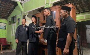 Muhammad Shodikin (2 dari kiri) ketua Ranting Jaken terpilih, mendapat ucapan selamat dari Ketua Cabang SH Terate Pati Abdul Khalim, M.M., M.Pd.I.