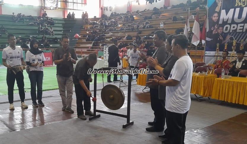 Ketua KONI Kabupaten Pati Sutarto Oenthersa memukul gong sebagai tanda Kejuaraan Pencak Silat Muria Raya Open II 2024 dimulai